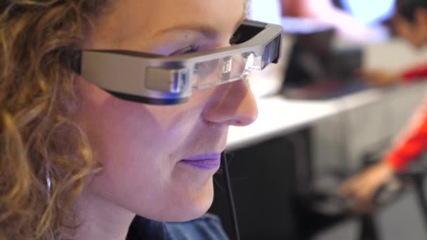 Primer plano de la mujer en gafas inteligentes con pantalla virtual — Vídeo de stock