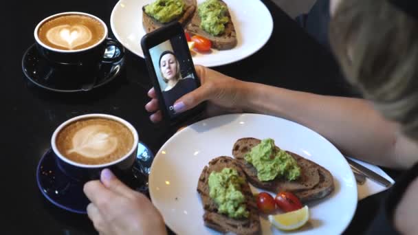 Een vrouwelijke blogger die video maakt in Café. Bloggen en loggen. — Stockvideo