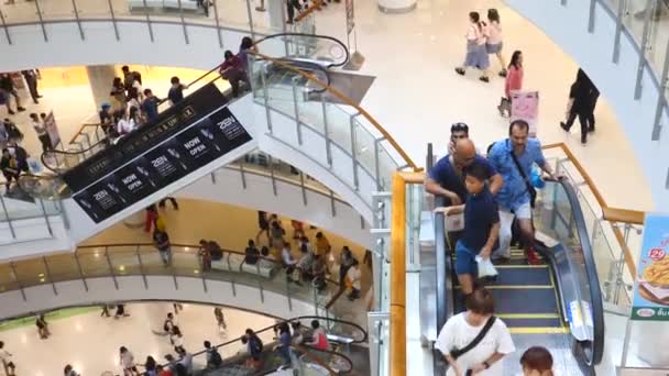 Lidé v nákupním středisku. Bangkok, Thajsko — Stock video