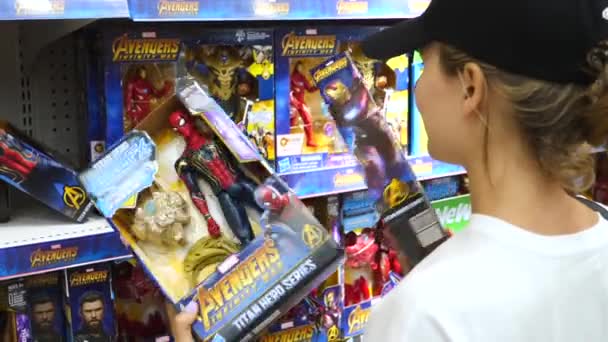 Avengers : Infinity War. Femme Client Choisir Marvel Jouet Dans Boutique . — Video