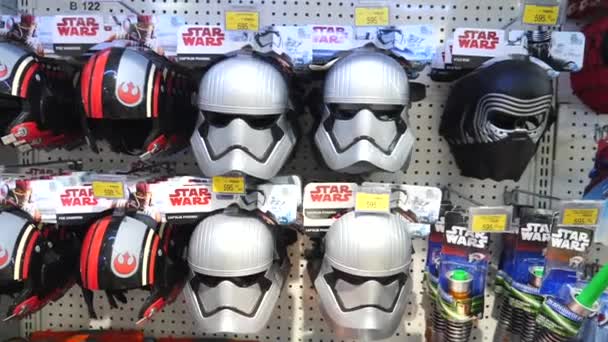 Storm Troopers ve İmparatorluk Ordusu Oyuncak Dükkanındaki Yıldız Savaşları Maskeleri. — Stok video