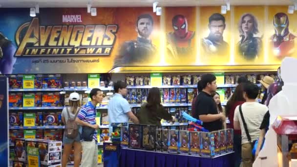Οι άνθρωποι ψωνίζουν για τους εκδικητές Marvel στο κατάστημα παιχνιδιών. — Αρχείο Βίντεο