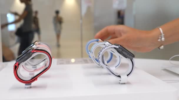 Hand Of Kobieta klient wybierając Smartwatch w sklepie — Wideo stockowe