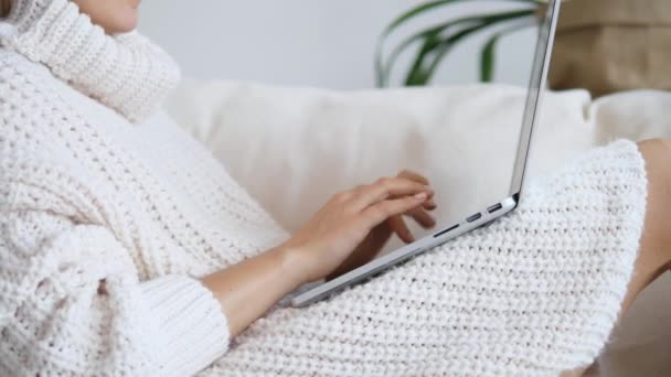 Freelancer feminino trabalhando no laptop em casa — Vídeo de Stock