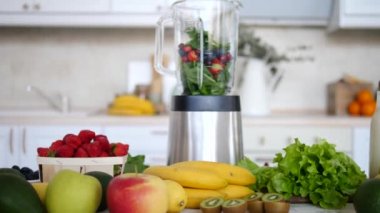 Meyve, sebze ve blender Mutfakta duruyordu.