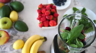 Meyve, ıspanak ve meyve suyu. Sağlıklı Vegan Yaşam Tarzı.