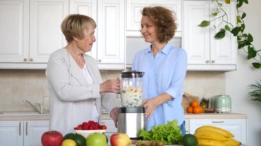 Torun ve büyükanne Mutfakta Sağlıklı Meyve Smoothie hazırlıyorlar