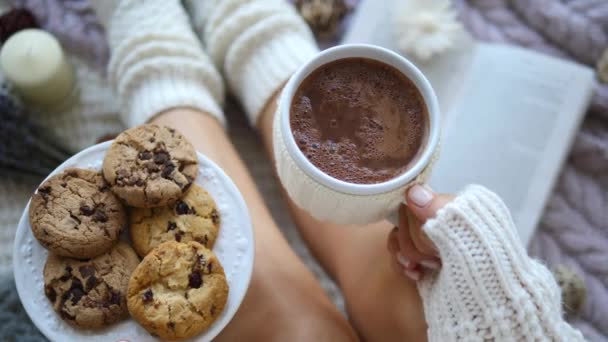 Chocolate quente e bolachas. Conceito de férias de inverno . — Vídeo de Stock