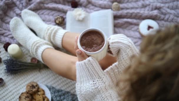 Donna a letto con tazza di cioccolata calda . — Video Stock