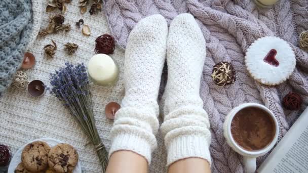 Vue du dessus des pieds de femme dans des chaussettes tricotées confortables. Concept vacances d'hiver . — Video