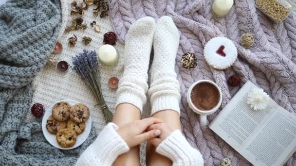 Trendy Flat Lay Blogging Concept. Female Feet In Knitted Socks. — ストック動画