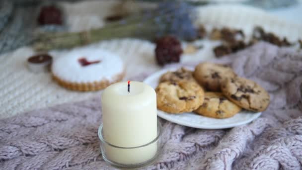 Spegnere una candela. Decorazioni Accoglienti Festive. Stagione invernale . — Video Stock