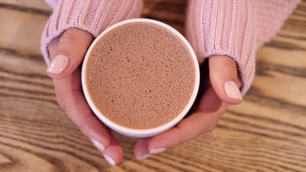 Hot Chocolate in vrouw hand dragen gebreide trui — Stockvideo