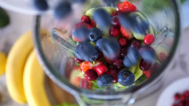 Фруктовый ягодный коктейль с черникой, клюквой для здорового образа жизни — стоковое видео