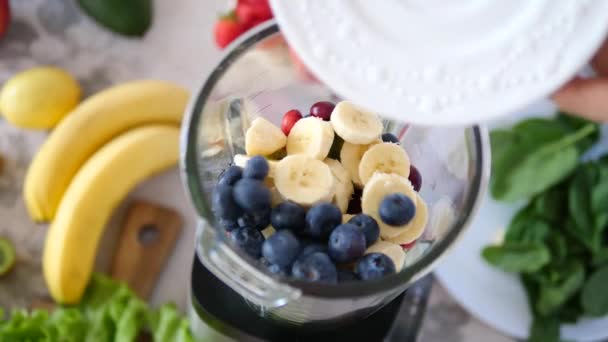 Alimentación saludable, nutrición y dieta con batido de frutas y bayas — Vídeo de stock