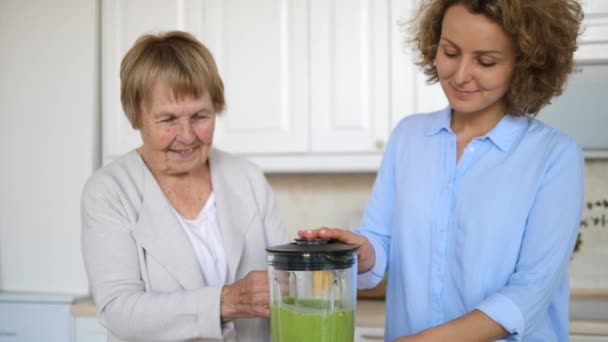 Gelukkig familie maken Smoothie Thuis. Grootmoeder met kleindochter. — Stockvideo