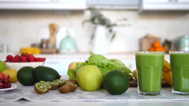Cibo e bevande, stile di vita sano, dieta e concetto di alimentazione. Frullato verde . — Video Stock