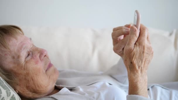 Ηλικιωμένοι, Τεχνολογία και Επικοινωνία. Ηλικιωμένη γυναίκα χρησιμοποιώντας Smartphone. — Αρχείο Βίντεο