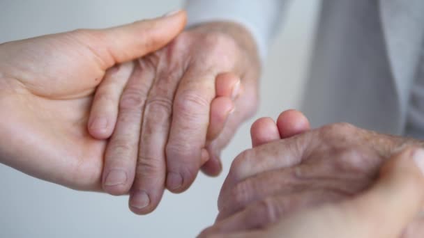 Großmutter und Enkelin halten Händchen. Nahaufnahme. — Stockvideo