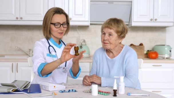 Médico examinando al paciente mayor y recetando medicamentos — Vídeos de Stock