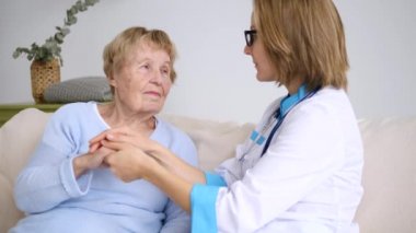 Kıdemli Hastayla Doktor. Yardım ve Yaşlılar Bakımı Konsepti.