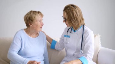 Doktor, şikayetleri olan yaşlı kadın hastasına teşhisi açıklıyor.