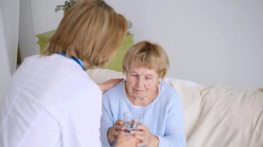 Bakıcı ya da Bakıcı Kıdemli Kadın. Yaşlılara Bakım, Tıbbi Yardım.