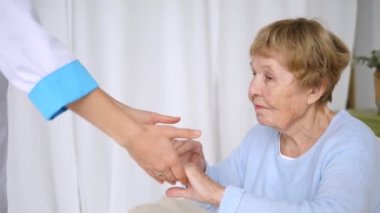 Doktor Hands 'e yardım etmek, Yaşlılara Bakmak