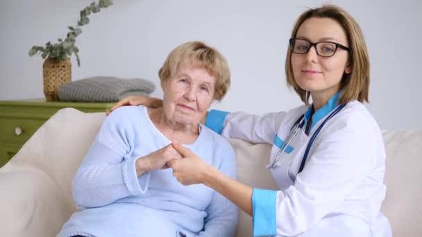 Kıdemli hastayla gülümseyen doktorun portresi. İlaç ve Yaşlılara Bakım. — Stok video