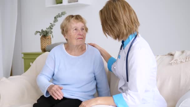 Läkare besöker sjuka äldre patient hemma. — Stockvideo