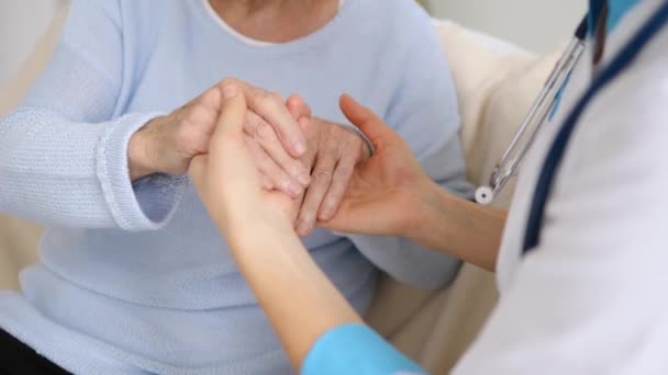 医生的手安慰她的老年女性病人 — 图库视频影像