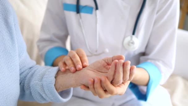 Médico mide el pulso de los pacientes mayores. Primer plano. . — Vídeo de stock