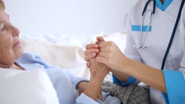 Altenpflege. Arzt beruhigt älteren Patienten. medizinisches Personal zu Hause. — Stockvideo