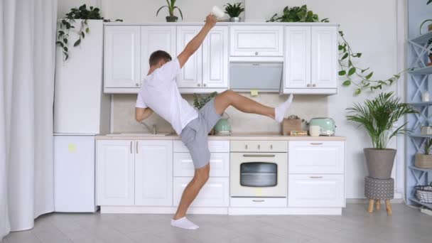 Buenos días con el hombre divertido excitado bailando en la cocina en casa — Vídeo de stock