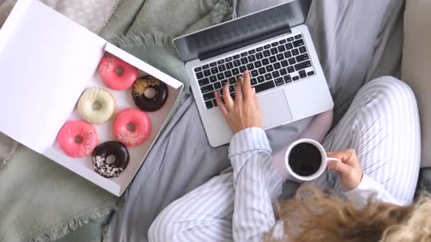 Emberek, technológia, távmunka koncepció. Laptop számítógép használata az ágyban. — Stock videók