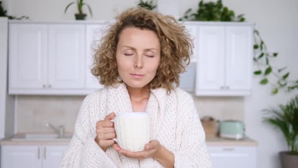 Kvinnan luktar kaffe på morgonen hemma — Stockvideo