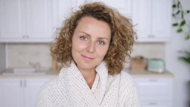 Porträt einer glücklichen Frau, die zu Hause in die Kamera schaut — Stockvideo