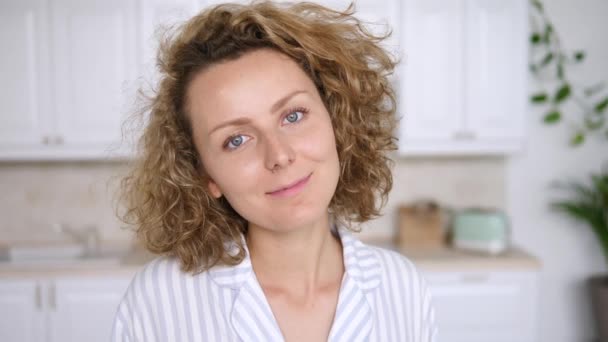 Ritratto di giovane donna sorridente che guarda la macchina fotografica a casa — Video Stock