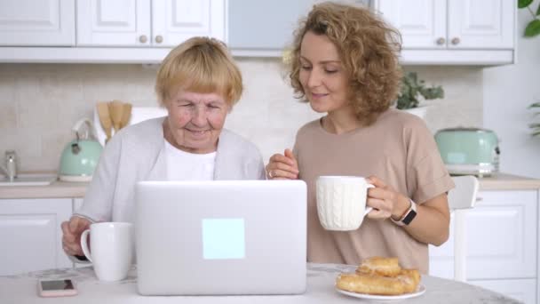 Пожилые люди, концепция семейного ухода и технологий. Обучение новым технологиям. Бабушка и внучка . — стоковое видео
