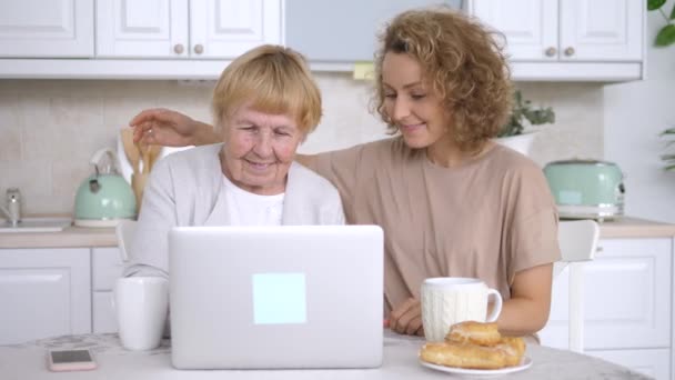 Videochiamata. Nonna e nipote comunicano su Internet utilizzando il computer portatile . — Video Stock