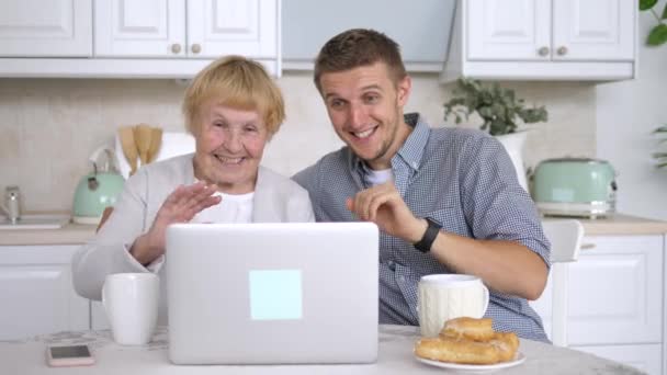 Concept de famille, de technologie et de personnes - Petit-fils et grand-mère ayant un appel vidéo . — Video