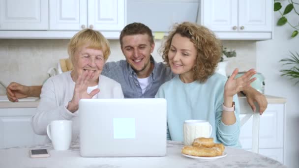 Babcia i wnuki mając połączenia wideo za pomocą komputera Laptop. — Wideo stockowe