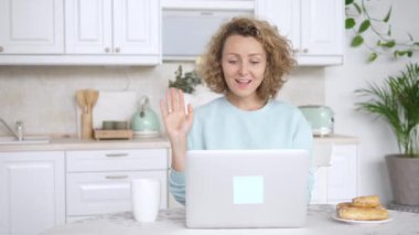 Bilgisayarda video konferansı yapan bir kadın. Video Çağrısı ve Çevrimiçi Servis Kavramı.