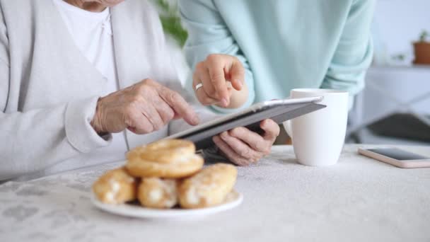 Teknologi, alder, familie, forhold og folks konsept - kvinners seniorhender med tablet – stockvideo
