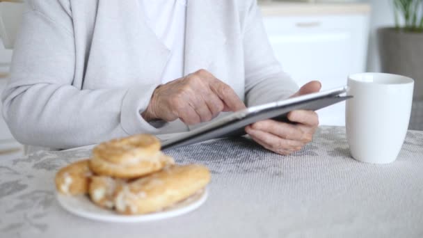 Primo piano sulle mani della donna anziana utilizzando Tablet — Video Stock