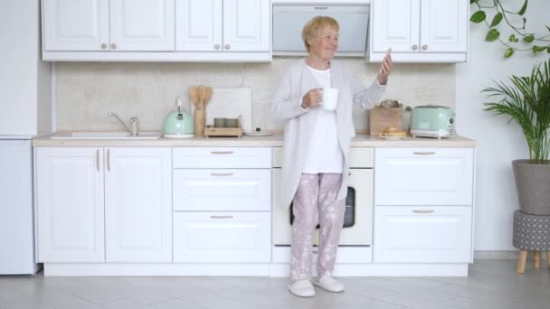 Senioren en Technologie Concept. Grootmoeder met behulp van mobiele telefoon. — Stockvideo