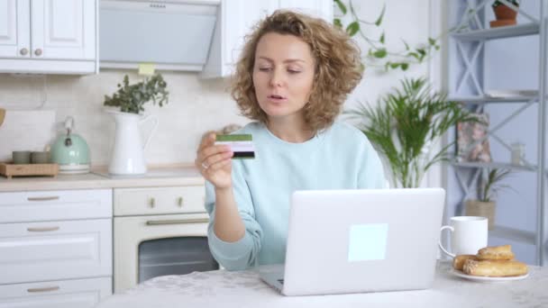 Compras y pago en línea mediante el uso de ordenador portátil. Mujer usando tarjeta de crédito . — Vídeos de Stock