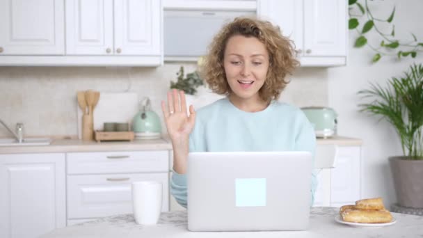 Vrouw met videoconferentie op laptop. Videogesprek en online serviceconcept. — Stockvideo