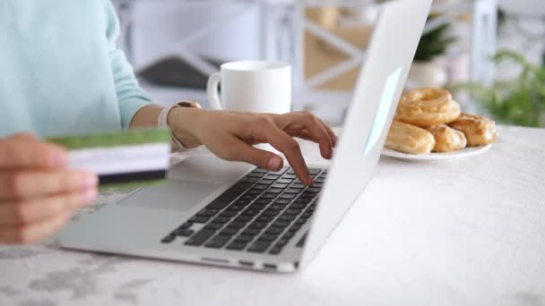 Hände halten Kreditkarte, Tippen auf der Tastatur des Laptops, Onine Shopping Detail in Nahaufnahme — Stockvideo