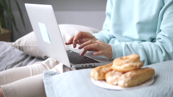 Ženské ruce pracující s notebookem v posteli. E-Learning, Vzdálená pracovní místa, E-Business koncept. — Stock video